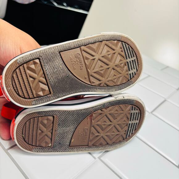 Converse x Peanuts Chuck Taylor All Star 2V Lo Shoes
A01870F Size 7 - Picture 6 of 10